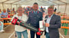 Glückwunsch zum Jubiläum an Martin Glaser (Wehrleiter, Mitte) von Brigitte Horn (Förderverein) und Bert Knoblauch (Oberbürgermeister).