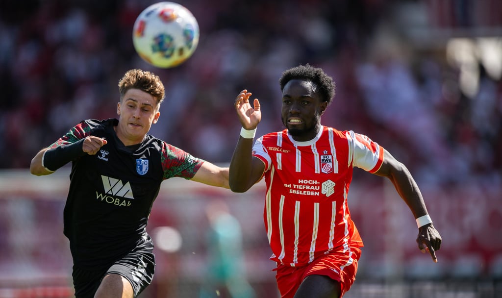Auch Timo Birk (l.) konnte den zweiten Erfurter Treffer durch Phillip Aboagye nicht verhindern.