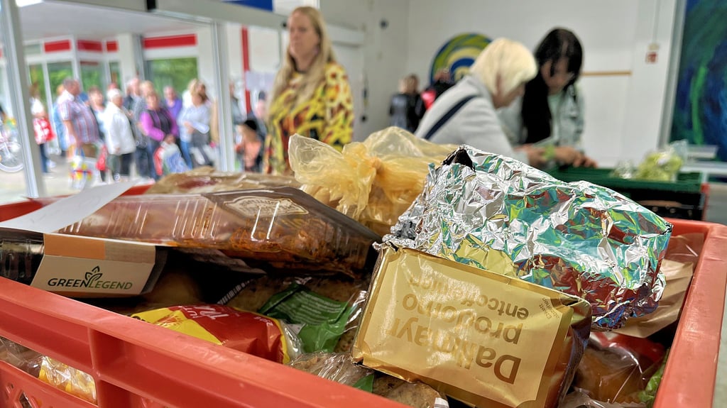 Alltag bei der Bitterfelder Tafel: Menschen holen ihre Lebensmittel ab – wie seit einem Vierteljahrhundert.