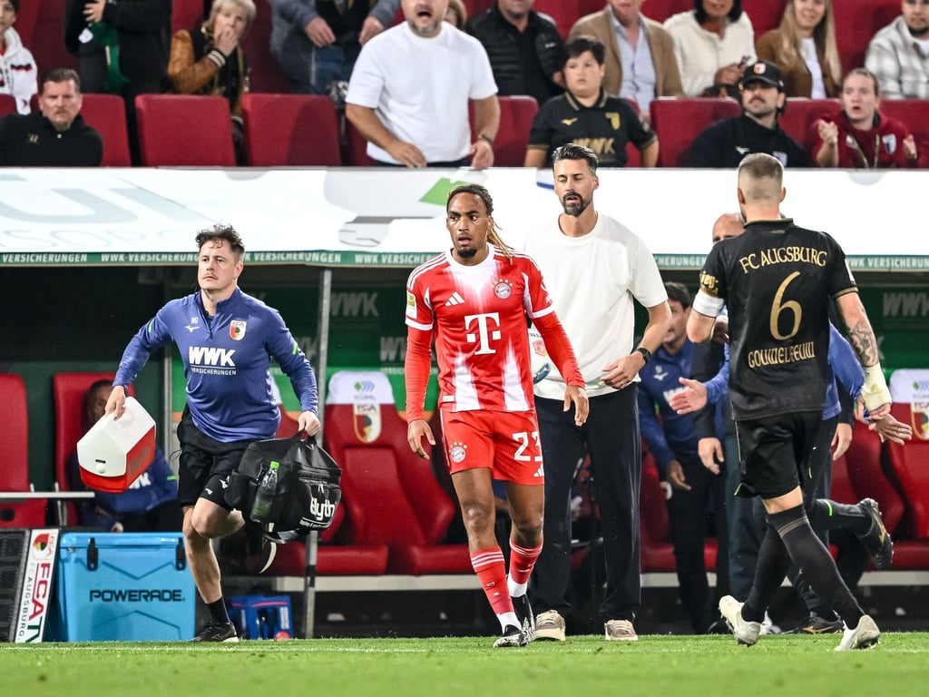 Bayern-Profi Sacha Boey (M.) sah für sein Foul an Augsburgs Robin Fellhauer Gelb.