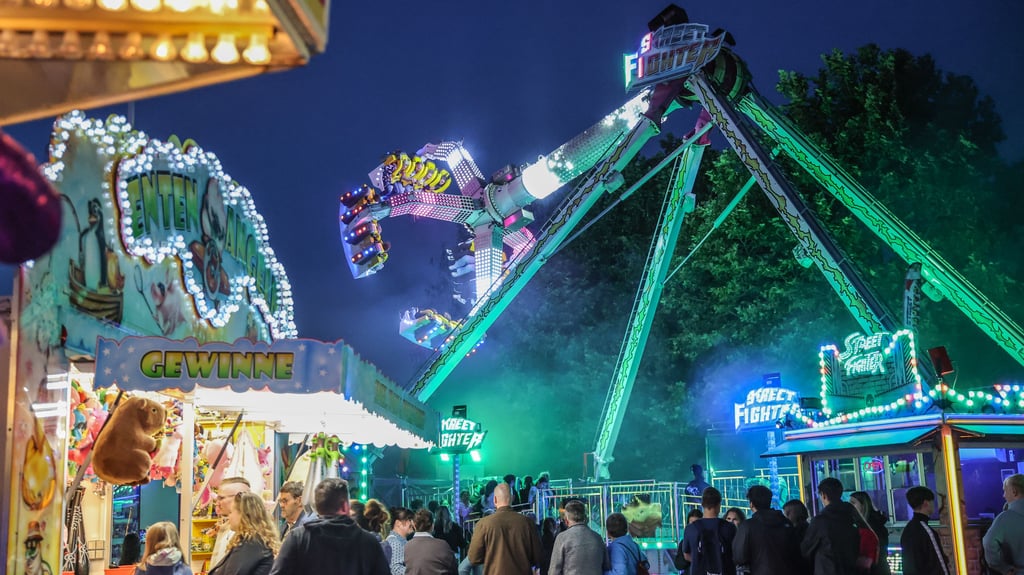 Am Freitagabend lockte der Rummel mitsamt der zahlreichen Buden und Fahrgeschäfte wie dem „Street Fighter“ viele Besucher auf das Teucherner Parkfest.