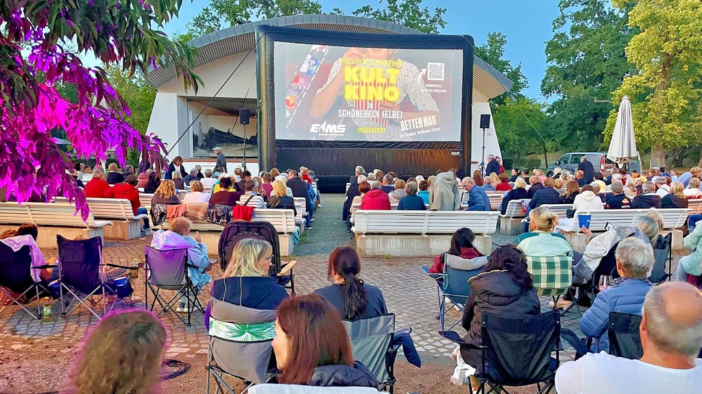 Pünktlich um 20.30 Uhr begann das 15. EMS-Kult-Kino im Kurpark Bad Salzlemen.