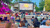 Pünktlich um 20.30 Uhr begann das 15. EMS-Kult-Kino im Kurpark Bad Salzlemen.
