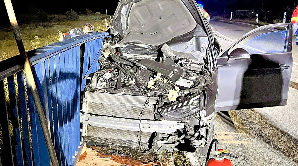Der Audi war kurz vor Schönfeld auf der B107 mit dem Geländer der Brücke kollidiert - ein Beifahrer hätte das nicht überlebt.
