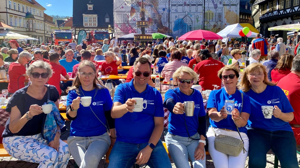 Die Vorstandsmitglieder des Kinderschutzbundes um Annette Klaue und André Weber (Mitte) zeigten sich mit Zuspruch und Stimmung bei der 15. Auflage des Bürgerfrühstücks auf dem Marktplatz in Wernigerode rundum zufrieden.