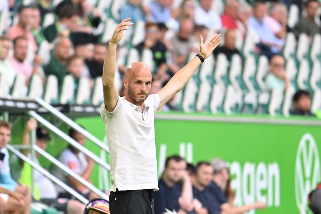 Wolfsburgs Trainer Paul Simonis musste den späten Ausgleich seiner Mannschaft hinnehmen.