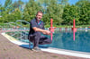 Yves Müller misst auch an den letzten Badetagen  die Wassertemperatur. Im Erlebnisbecken liegt sie  Samstagvormittag bei  20,3 Grad.  Derweil zieht  Bärbel Otto im großen Schwimmbecken ihre Bahnen. Dort  ist die Wassertemperatur ein kleines bisschen höher. 