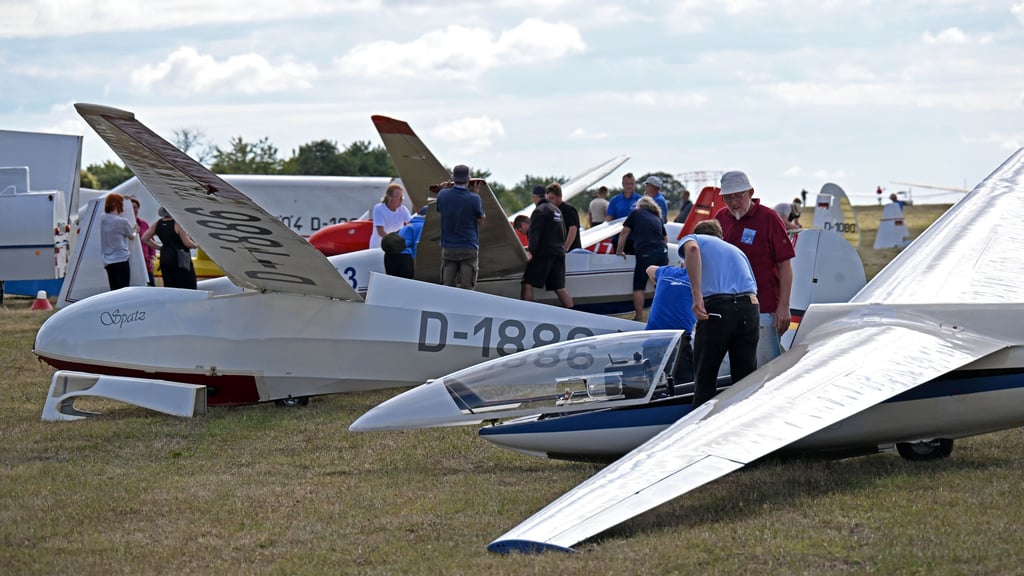 Die Oldtimer-Segelflieger-Szene hat sich auf dem Flugplatz in Aschersleben getroffen.