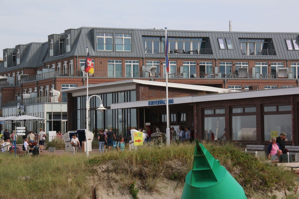 Das Büro des Bürgermeisters oder der Bürgermeisterin auf der Insel Wangerooge ist nah am Strand.