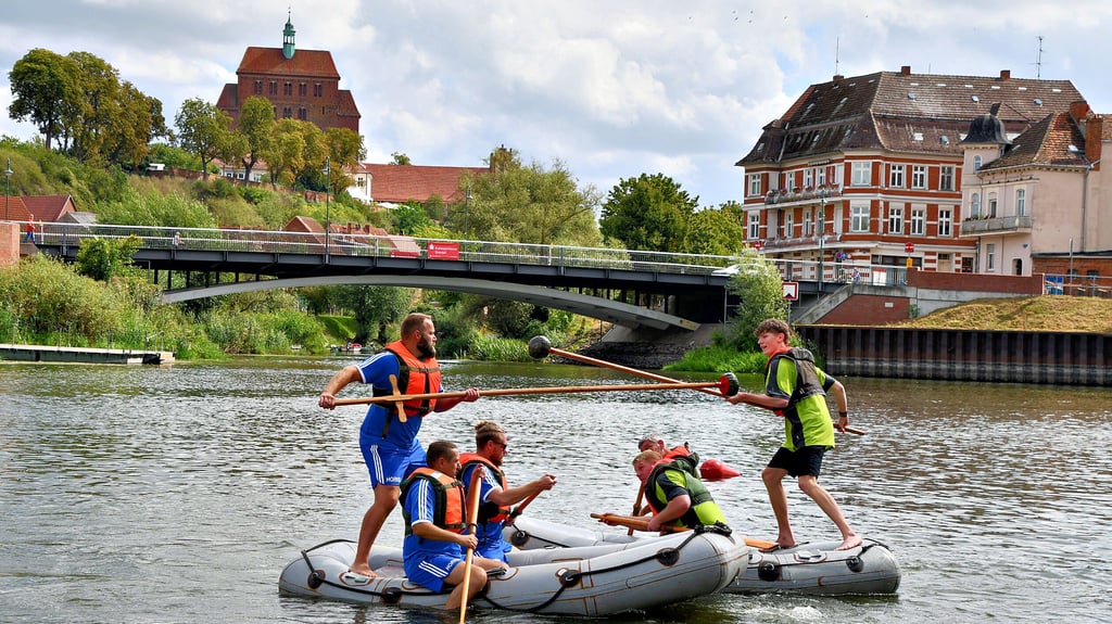 Beim 6. Fischerstechen in Havelberg wurde es den Horki’s (links) nicht leicht gemacht, den Wanderpokal zum dritten Mal zu verteidigen. Hier versuchten die Fräswalzen gegen sie anzukommen.