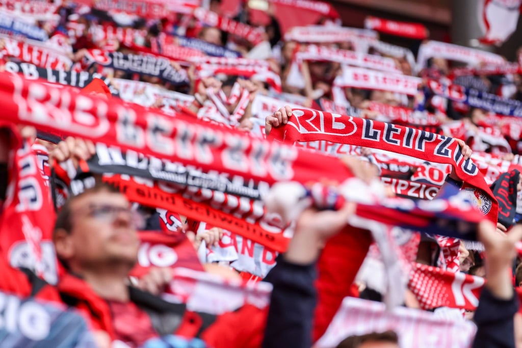 In Torgau ist ein Fan des Fußball-Bundesligisten RB Leipzig von vier Männern attackiert worden (Symbolbild).