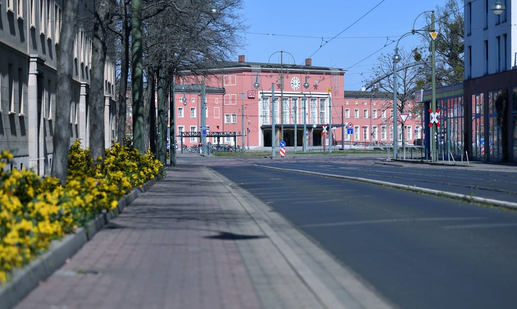 Vor dem Hauptbahnhof Dessau wurden eine 20-Jährige und ein 23-Jähriger angegriffen. (Symbolbild)