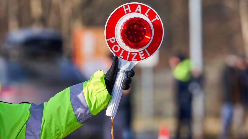 Ein jugendlicher Simson-Fahrer hat bei Arendsee die Haltezeichen der Polizeibeamten ignoriert.