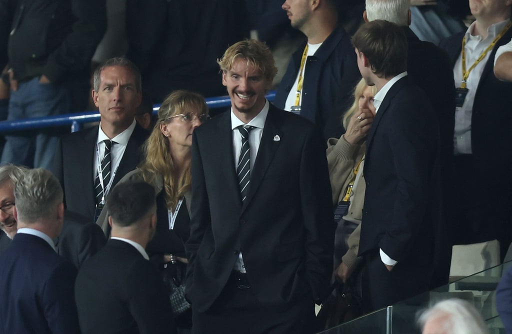 In Anzug und Krawatte: Nick Woltemade bei seinem ersten öffentlichen Auftritt für Newcastle United.