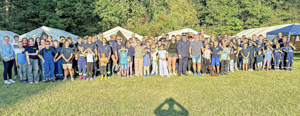 Am Zeltlager der Jugendfeuerwehren der Verbandsgemeinde Egelner Mulde, das am Wochenende auf dem Sportplatz in Egeln stattfand, nahmen 115 Mädchen und Jungen aus allen Ortswehren teil. Dort erlebten sie eine Menge Spiel, Spaß und Abwechslung. Auch das angrenzende Waldbad lud sie ein.