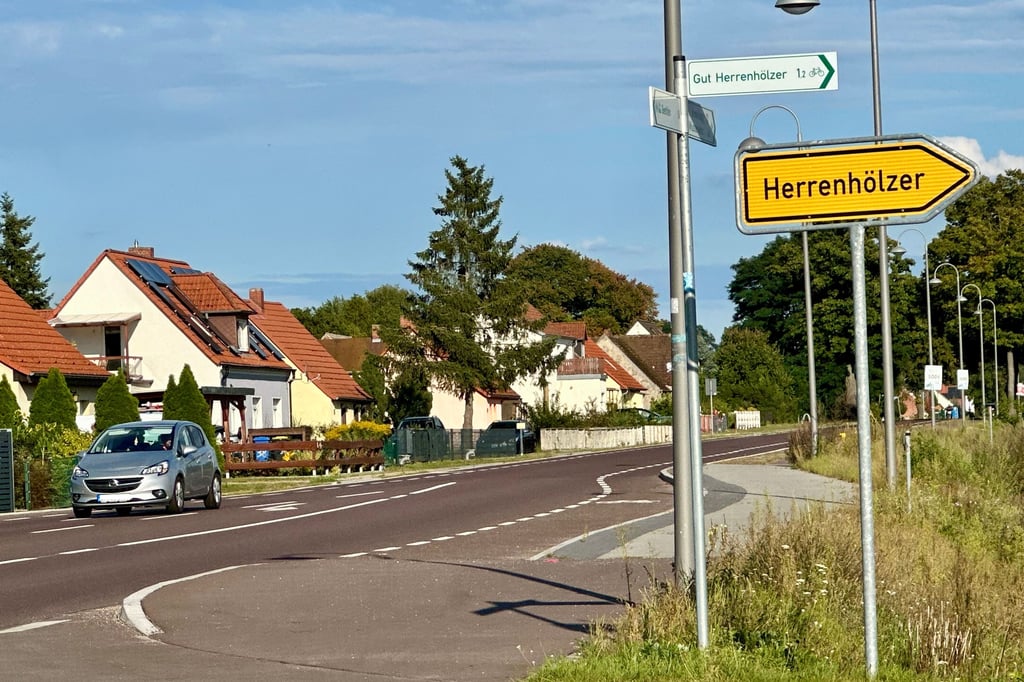 Die Bauarbeiten auf der Bundesstraße 1 in Bensdorf (Brandenburg) erstrecken sich von der Abfahrt Herrenhölzer bis zur nachfolgenden Bushaltestelle Richtung Norma-Markt. Das trifft auch Autofahrer aus Richtung Genthin.