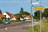 Die Bauarbeiten auf der Bundesstraße 1 in Bensdorf (Brandenburg) erstrecken sich von der Abfahrt Herrenhölzer bis zur nachfolgenden Bushaltestelle Richtung Norma-Markt. 
