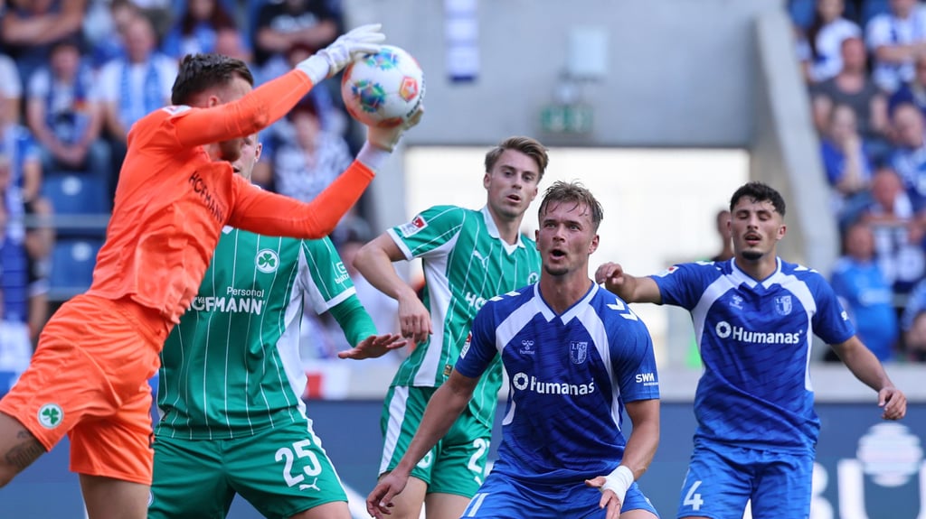 Alexander Ahl-Holmström (Mitte) feierte seine Tor-Premiere gegen das Kleeblatt.