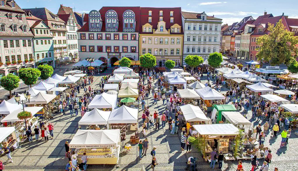 Zieht Besucher magisch an: Naumburgs Töpfermarkt. Knapp 60 Händler zählt er diesmal.