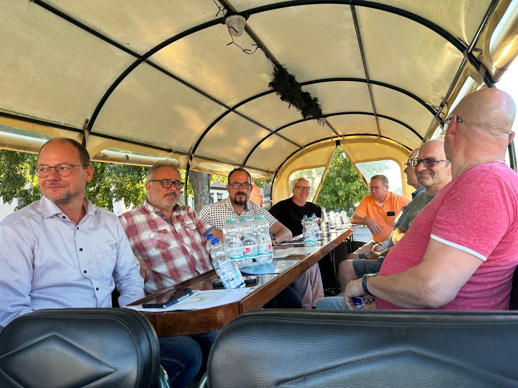 Wie bereits bei „Unser Dorf hat Zukunft“ ging es für die versammelte Lokal-Prominenz mit der Pferdekutsche durch Gerwisch.