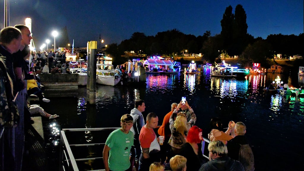 Hunderte Menschen säumten die Uferpromenade in Havelberg, um die einfahrenden Boote im Hafen zu begrüßen.