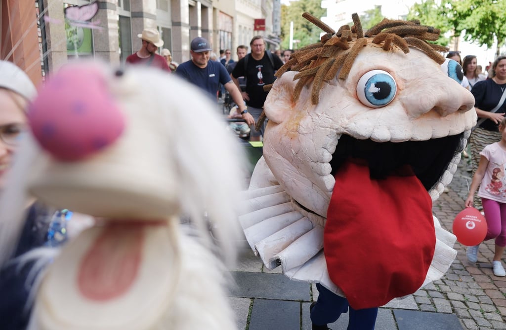 Mit einer Parade hat das Puppentheater seine Saison eingeläutet.