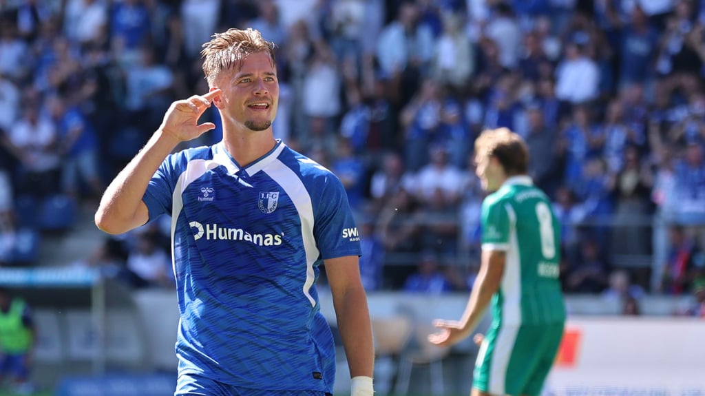 Der Finger ans Ohr: Ein Gruß an die Kritiker? Alexander Ahl-Holmström stach gegen Fürth als Doppelpacker heraus.