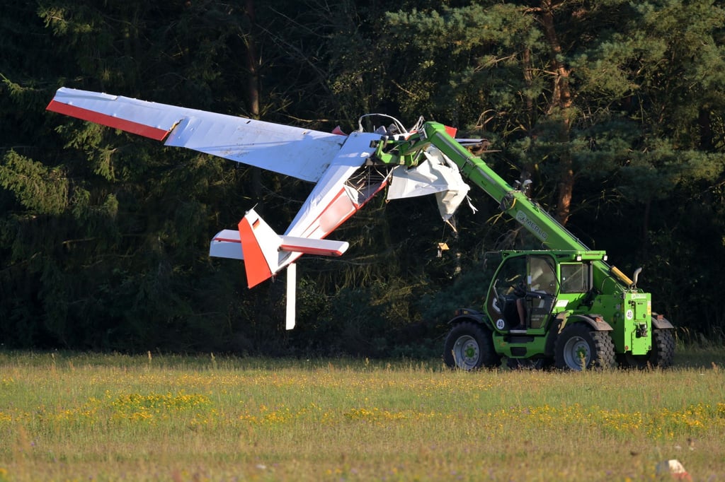 Zwei Männer sind am Samstag bei einem Flugzeugabsturz gestorben.