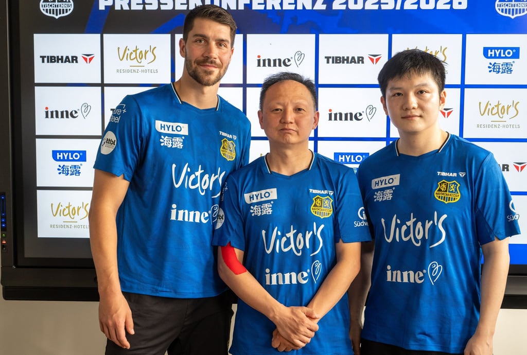 Olympiasieger Fan Zhandong (r) beim 1. FC Saarbrücken zusammen mit Trainer Wang Zhi (M) und seinem Teamkollegen Patrick Franziska.