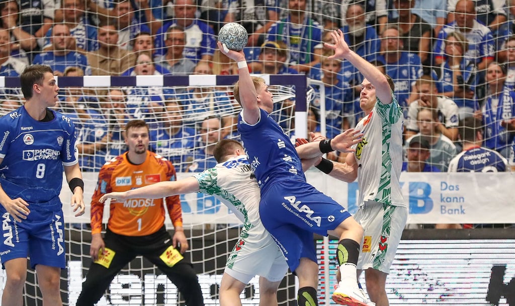 Die SCM-Abwehr um Torwart Sergey Hernandez war beim Sieg in Lemgo ein wichtiger Schlüssel zum Sieg. Hier wird Lukas Hutecek von Elvar Örn Josson und Felix Claar (r.) gestoppt.
