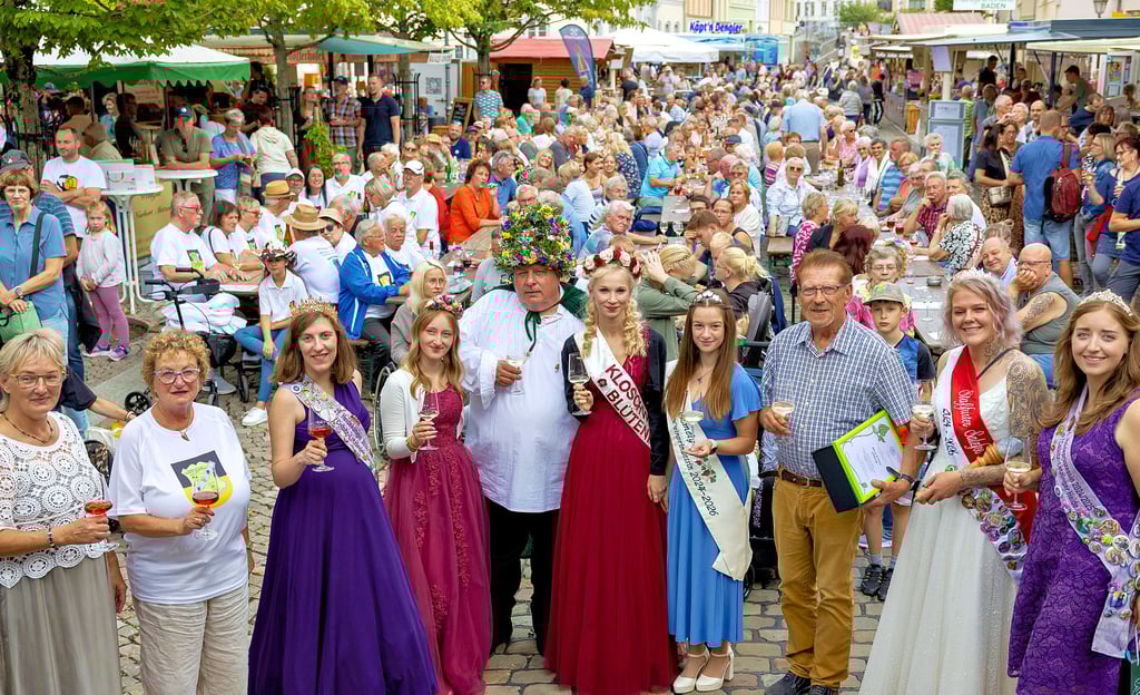Bernburgs Oberbürgermeisterin Silvia Ristow (l.) eröffnete gemeinsam mit den Hoheiten des Weinmarktes in Bernburg.