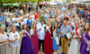 Bernburgs Oberbürgermeisterin Silvia Ristow (l.) eröffnete gemeinsam mit den Hoheiten des Weinmarktes in Bernburg. 