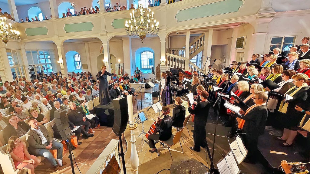 Johanniskirche Allstedt: Uraufführung des Müntzer-Oratoriums, am Pult Martina Pohl