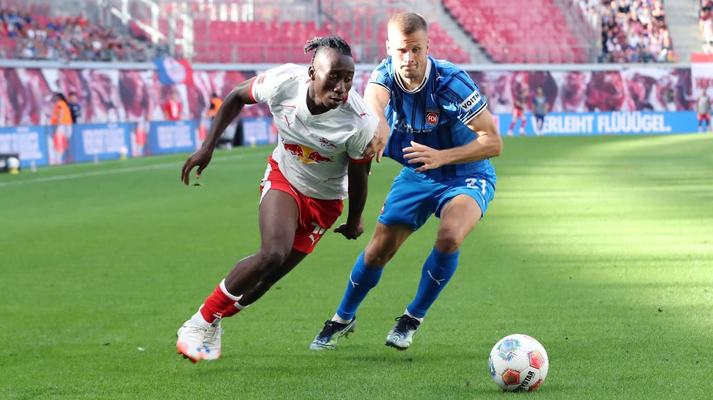 Gegenspieler Adrian Beck hatte seine liebe Not: Yan Diomande spielte Heidenheim schwindlig.