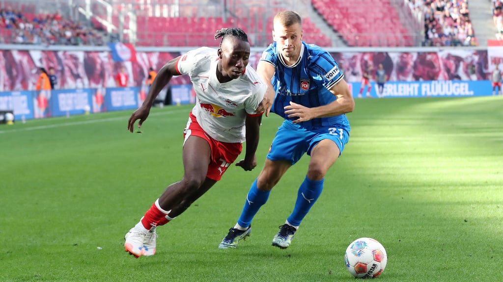 Gegenspieler Adrian Beck hatte seine liebe Not: Yan Diomande spielte Heidenheim schwindlig.