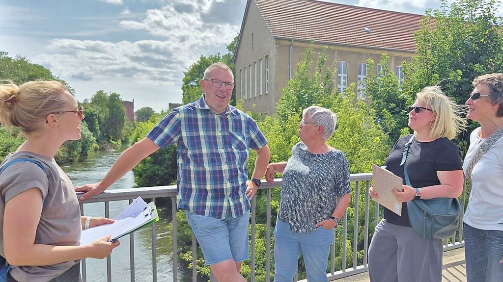 Michael Ulrich ist hier auf einem Geschichtsrundgang mit seinen Kollegen in der Kleinstadt unterwegs.