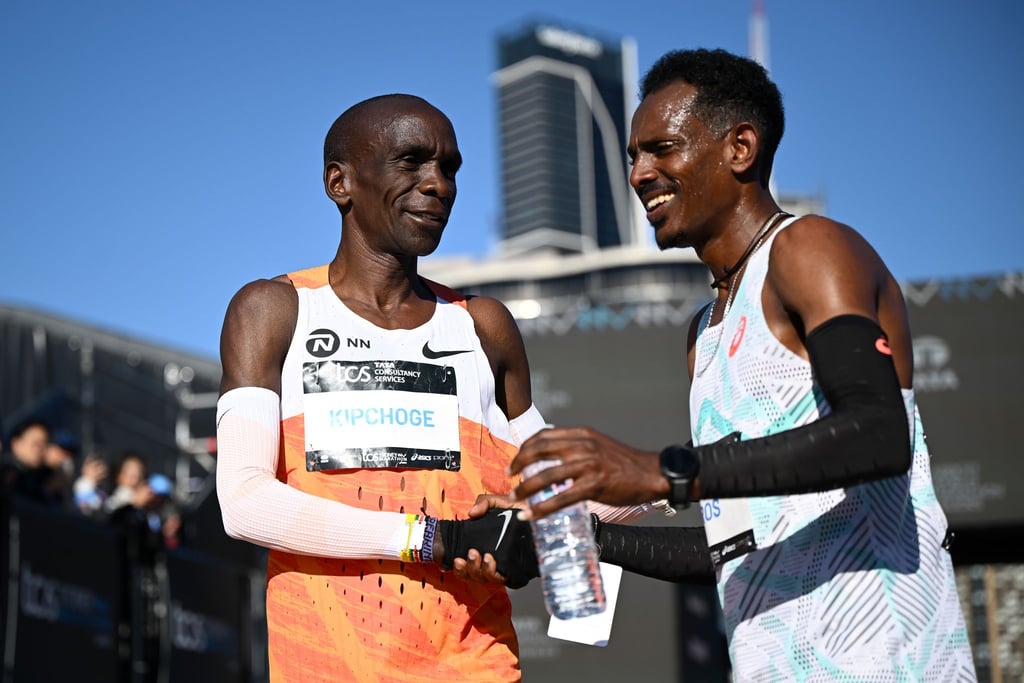 Marathon-Star Eliud Kipchoge (l) war in Sydney ohne Chance gegen Sieger Hailemaryam Kiros.