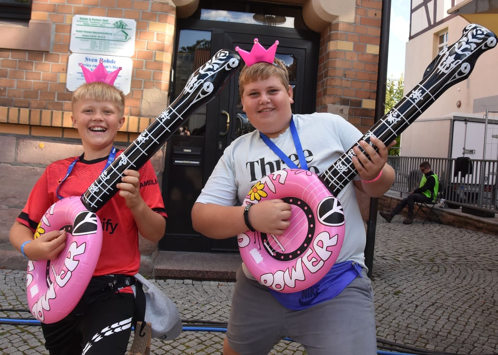 Lucas (l.) und Emil spielten auf den Luftgitarren.