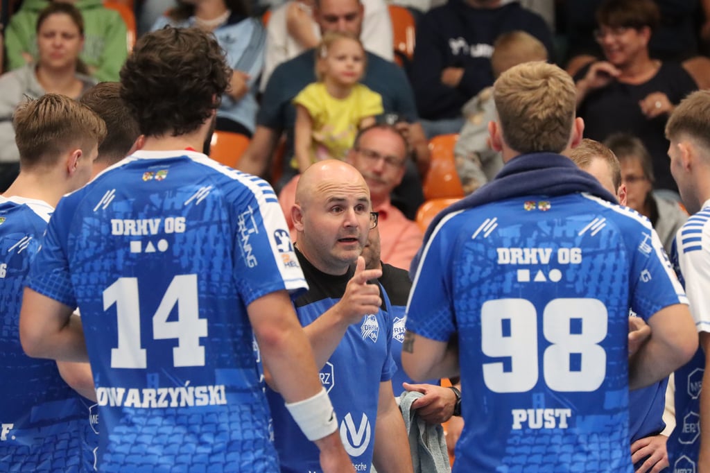 DRHV-Cheftrainer Vanja Radic (M.) freut sich auf das Duell mit dem SC Magdeburg.