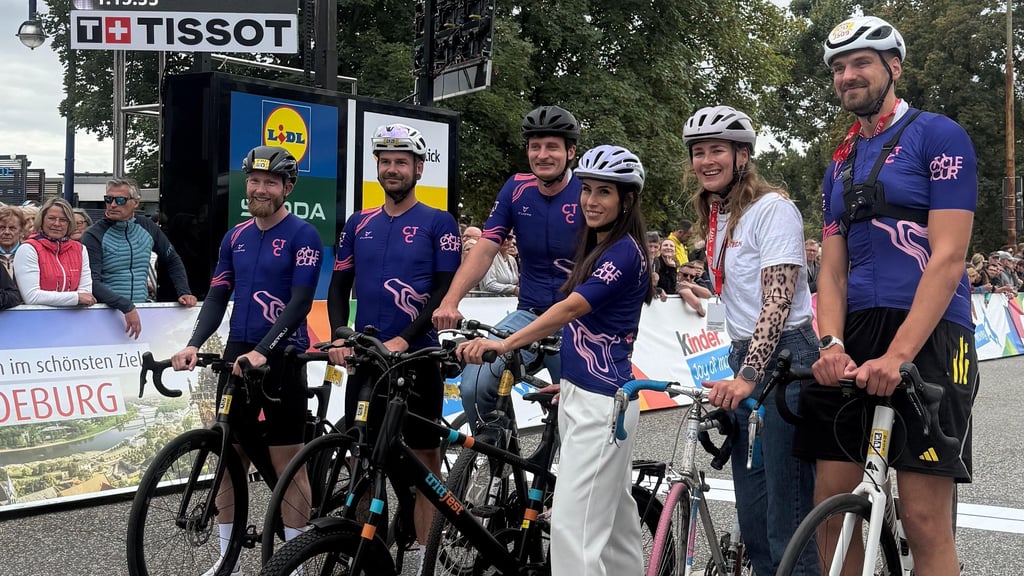 Kleine Familienrunde im Rahmen der Deutschland-Tour in Magdeburg: Hilal Altas (3. v. r.) hat erst vor kurzem das Radfahren gelernt und startete.