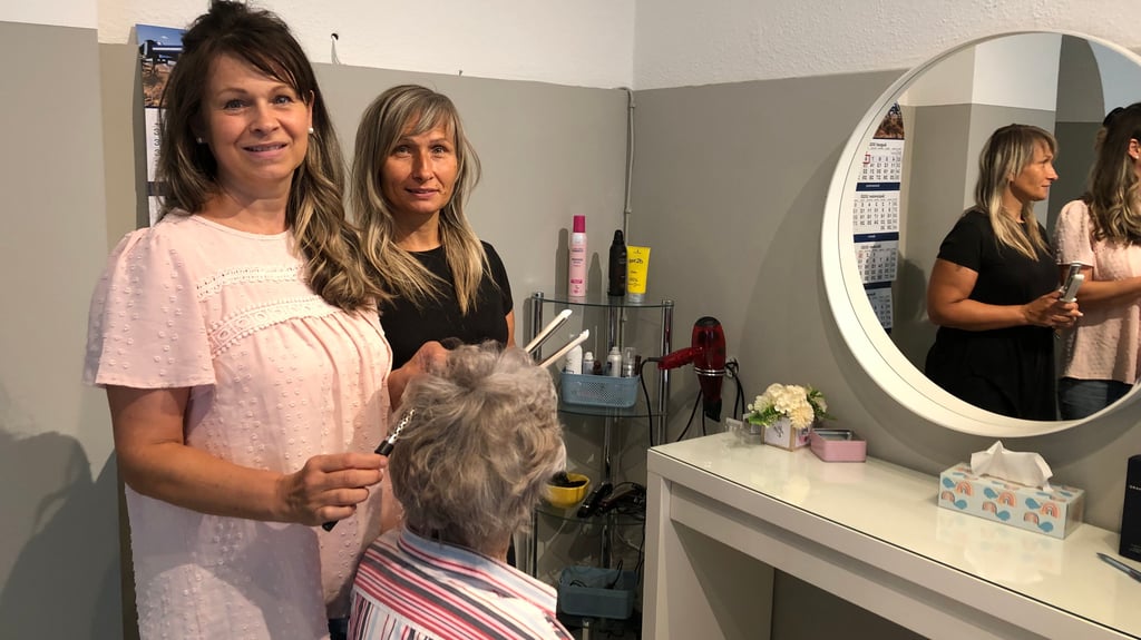 Angelique Walther (l.), hier mit Mitarbeiterin Jenny Kwiatkowski (r.) ist Inhaberin des Salons „Wonderful Hair" in Weißenfels.
