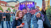 Yvonne Roth aus Langendorf besuchte am Freitagabend mit Freunden die „Tribute-Night“ auf dem Weißenfelser Marktplatz, wobei sie sichtlich Spaß hatten.