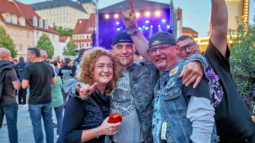 Yvonne Roth aus Langendorf besuchte am Freitagabend mit Freunden die „Tribute-Night“ auf dem Weißenfelser Marktplatz, wobei sie sichtlich Spaß hatten.