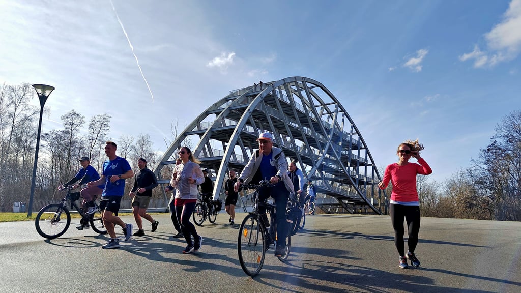 Nach dem Start des Friedenslaufes 2025 geht es vom Marktplatz hinauf zum Bitterfelder Bogen. Auch Radfahrer werden wieder dabei sein.
