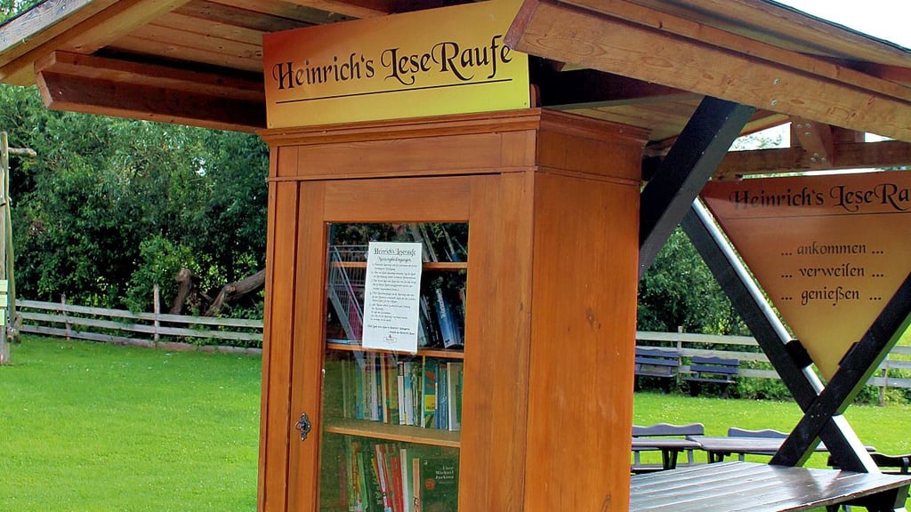 Eine einladende Lese-Raufe findet man im Nuthegartren von Heinrich's in Walternienburg.