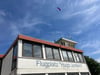 Ein Fallschirmspringer über dem Flugplatz in Dessau.