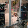 Mit einem Gullideckel haben Einbrecher in der vergangenen Woche die Eingagstür des „Nah&Gut“-Supermarktes in Biederitz zerstört.