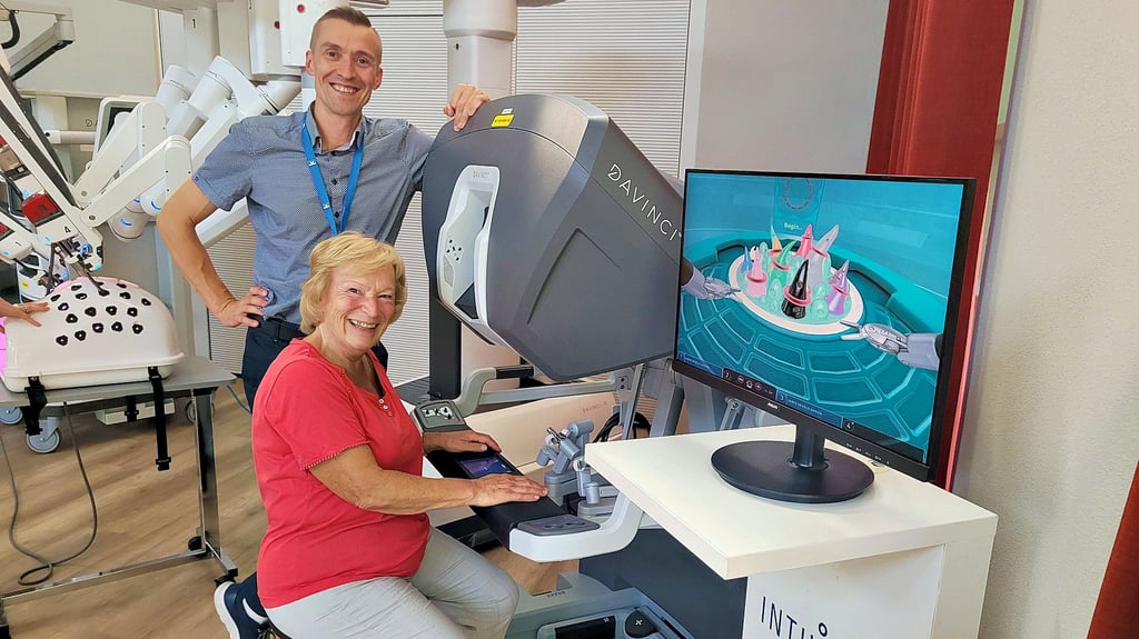 Dr. André Schumann zeigt Patientin Sigrun Schmidt die Funktonsweise des „Da Vinci“-Roboters.
