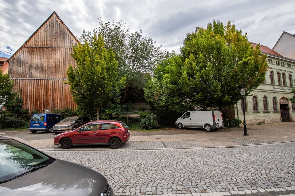 Reußenplatz 6 bis 9 in Naumburg: Die ehemalige Lederfabrik (r.) wollen die Investoren sanieren, die 9 (l.) abreißen und neu bebauen und auch die Lücke dazwischen mit einem Neubau füllen.