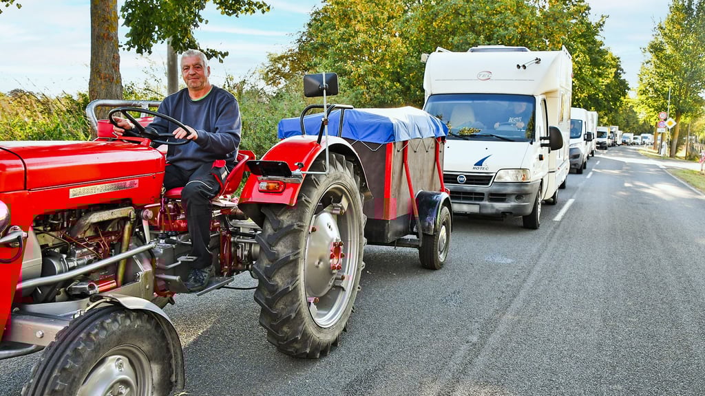 In die Schlange zur Auffahrt zum Kleinhandelsplatz des Pferdemarktes in Havelberg hat sich Burkhard Meier aus Storbeck am Sonnabend eingereiht. Seit seinem zwölften Lebensjahr kennt er den Markt.